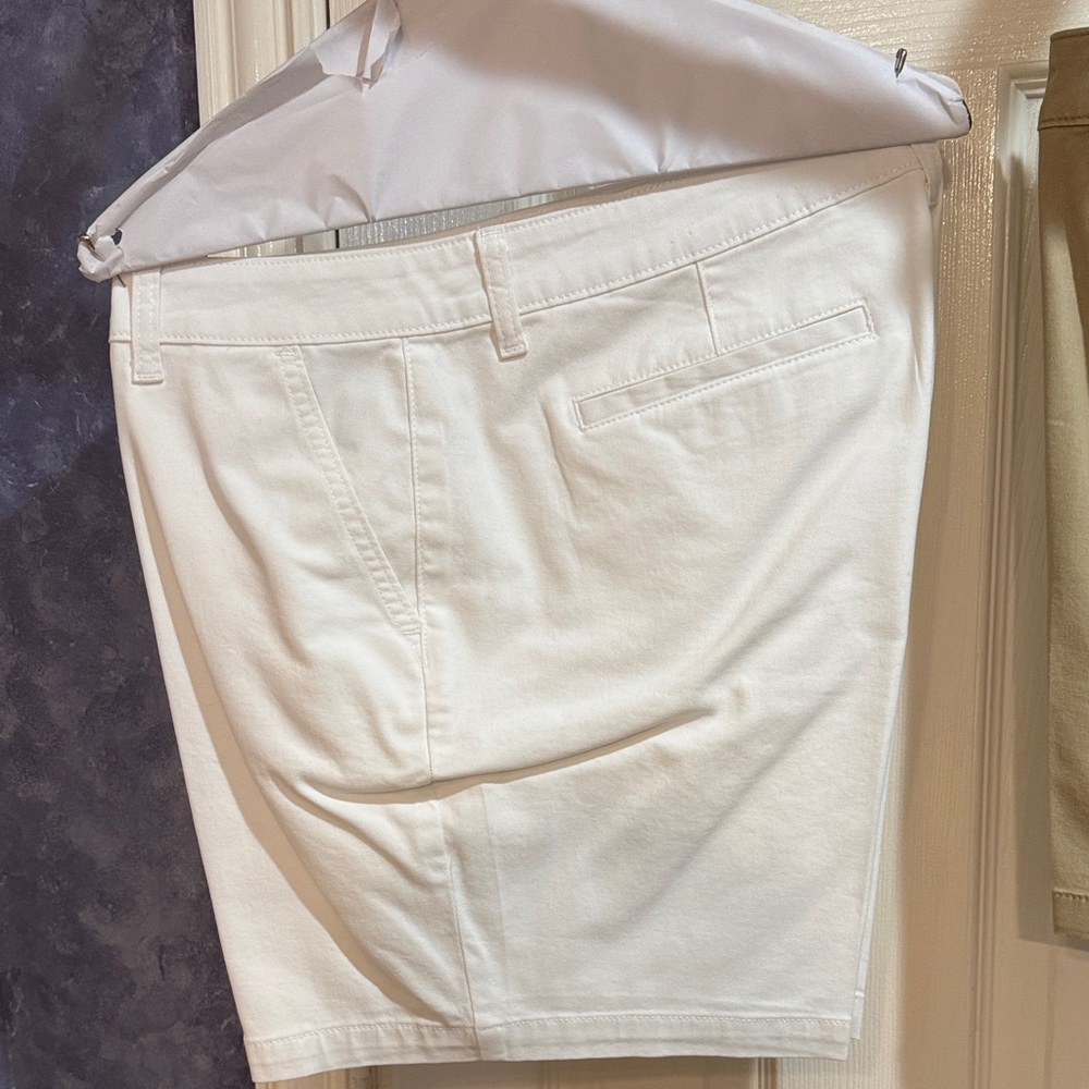 2 a.n.a 7 in White and tan Women’s Cargo Shorts flat front worn 1 time